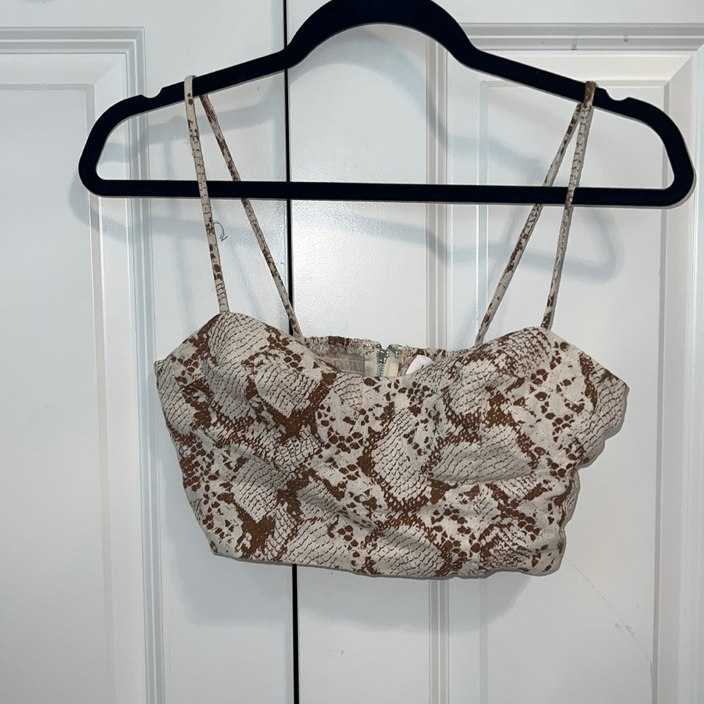 Cute reptile print going out top